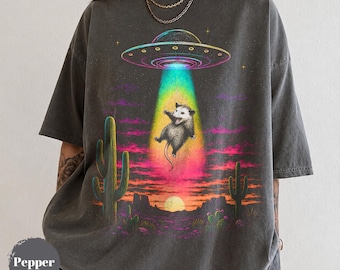 Lustiges Opossum-T-Shirt, Flying Saucer Comfort Colors T-Shirt, Retro-Alien-Grafik-Unisex-Shirt, Geschenk für Opossum-Fans, UFO Trashcore Top