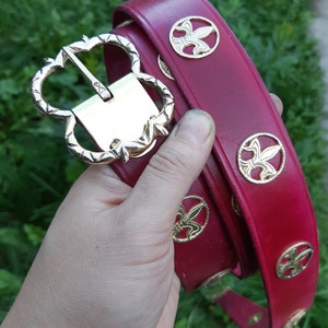 Medieval fleur de lise belt, 1.5 inch, red leather belt, dyed leather belt, reenactor, SCA, LARP