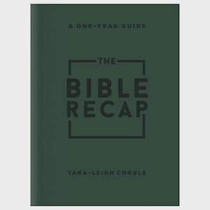 以下が含まれることがあります： 「The Bible Recap」というタイトルの濃い緑色の本。副題は「A One-Year Guide」、著者はTara-Leigh Cobble。タイトルは太字のサンセリフ体で、表紙は無地のくすんだ緑色です。