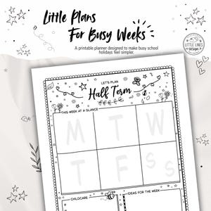 Op de afbeelding: Zwart-wit printbare planner met de titel "Little Plans For Busy Weeks". De planner bevat secties voor "Half Term" en "Deze week in één oogopslag", met ruimtes voor dagelijkse planning. Decoratieve elementen zijn sterren, bloemen en een bij.
