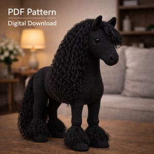 Patrón de ganchillo de caballo negro realista en PDF / Juguete amigurumi frisón / Peluche de pie / Regalo de decoración para el hogar hecho a mano