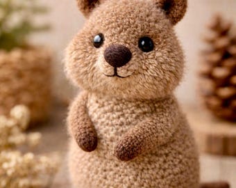 Schema PDF per realizzare un Quokka amigurumi, un simpatico peluche all'uncinetto, un cucciolo di Quokka kawaii, uno schema adatto ai principianti, un regalo a tema animale della foresta.