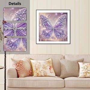 Puede incluir: Un cuadro cuadrado de pared que muestra una mariposa grande y sim&eacute;trica en tonos morados y lavanda. Las alas de la mariposa est&aacute;n decoradas con patrones intrincados de cristales transparentes brillantes y peque&ntilde;os detalles en forma de estrella.