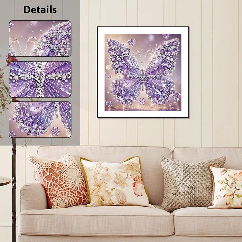 Puede incluir: Un cuadro cuadrado de pared que muestra una mariposa grande y sim&eacute;trica en tonos morados y lavanda. Las alas de la mariposa est&aacute;n decoradas con patrones intrincados de cristales transparentes brillantes y peque&ntilde;os detalles en forma de estrella.