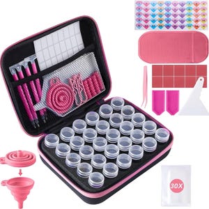 Op de afbeelding: Een zwarte opbergkoffer met een roze rits bevat dertig kleine doorzichtige potjes, vier roze styluspennen, een roze trechter en een gaasvak. Accessoires zijn onder meer een roze siliconen mat, een vel met genummerde stickers, twee roze bakjes, een witte schraper en een zakje met 30X-labels.