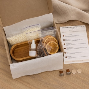 Puede incluir: Un kit de velas en cuenco de madera dentro de una caja de cartón que contiene un cuenco de madera, una bolsa de perlas de cera blanca, un frasco de fragancia, rodajas de naranja seca, anís estrellado, ramas de canela, dos mechas y una hoja de instrucciones.