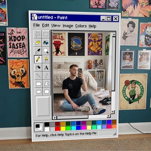 Può includere: Un'opera d'arte incorniciata progettata per assomigliare a una finestra di Paint di Windows. L'opera presenta il riflesso di una stanza con poster, palloni da basket e una persona. Il testo sulla cornice recita "untitled - Paint" e "For Help, click Help Topics on the Help Me."