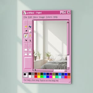 Puede incluir: Un espejo enmarcado en rosa dise&ntilde;ado para parecerse a la interfaz del programa Windows Paint cl&aacute;sico. El espejo presenta una barra de herramientas con iconos y el texto "untitled - Paint". La parte inferior del marco incluye una paleta de colores y el texto "For Help, click Help Topics on the Help Me".