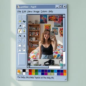 Könnte beinhalten: Ein Wandkunstwerk, das als hellblauer Windows Paint-Fensterrahmen gestaltet ist. Der Rahmen umgibt einen Spiegel, der eine Person widerspiegelt, die ein Selfie macht. Das Paint-Fenster enthält die Menüleiste, Werkzeugsymbole und Farbpalette.