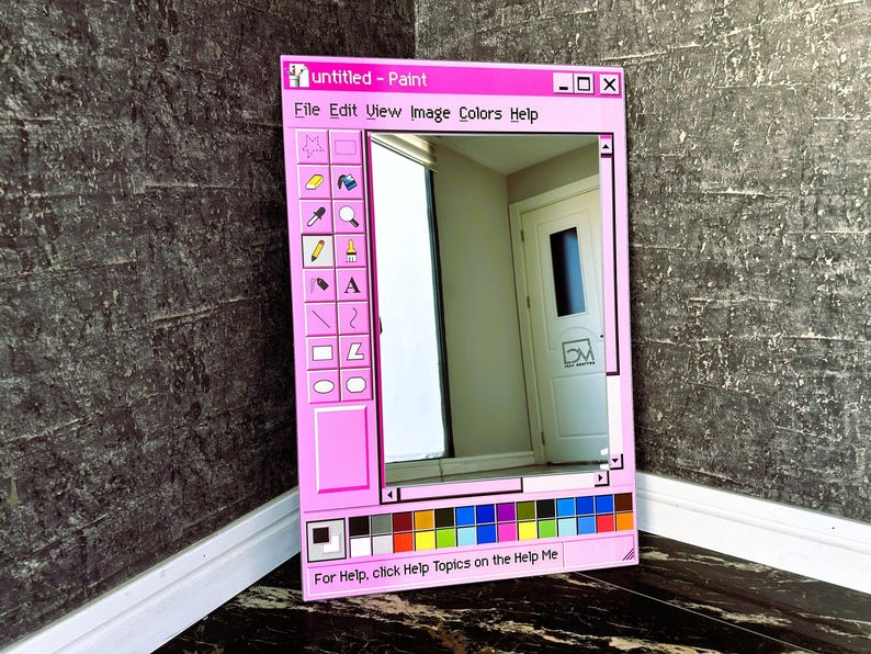 Puede incluir: Un espejo con marco rosa dise&ntilde;ado para parecerse a la cl&aacute;sica aplicaci&oacute;n Paint de Windows. El espejo presenta la barra de t&iacute;tulo "untitled - Paint", opciones de men&uacute; y una paleta de colores en la parte inferior. El reflejo muestra una habitaci&oacute;n con una puerta.