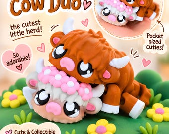 Puede incluir: Dos pequeñas figuras de vacas Highland, una marrón y otra crema, con grandes ojos negros y cuernos blancos. La vaca crema lleva una corona de flores rosas. El texto incluye Highland Cow Duo, the cutest little herd, Pocket sized cuties, So adorable y una lista.