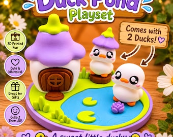 Puede incluir: Un set de juego Duck Pond que incluye una casa blanca con techo morado, dos patos blancos con picos naranjas y un estanque azul con nenúfares verdes sobre una base circular. El texto incluye Duck Pond Playset, Comes with 2 Ducks! y A sweet little ducky playtime set!