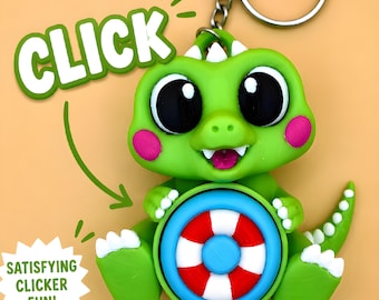Puede incluir: Un llavero de dinosaurio verde con grandes ojos negros, mejillas rosas y dientes blancos. El dinosaurio sostiene un salvavidas redondo azul y blanco con rayas rojas. El texto en la imagen dice CLICK y SATISFYING CLICKER FUN.