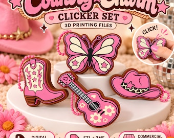 Puede incluir: Un conjunto de tres dijes de clic impresos en 3D en rosa y crema con forma de mariposa, bota vaquera y guitarra acústica, cada uno con una cadena de bolas rosa. El texto dice Country Charm CLICKER SET 3D PRINTING FILES, DIGITAL DOWNLOAD, STL + 3MF INCLUDED y COMMERCIAL LICENSE.