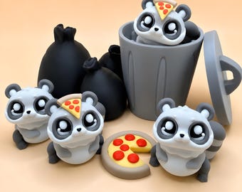 Puede incluir: Cuatro pequeñas figuras de mapache en gris y blanco con grandes ojos negros, una sentada dentro de un cubo de basura gris con tapa, dos bolsas de basura negras y dos porciones de pizza de pepperoni, una sobre una cabeza y otra en el suelo.