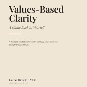 Puede incluir: Una portada de libro de ejercicios beige titulada Values-Based Clarity: A Guide Back to Yourself. Incluye el subtítulo A therapist-created workbook for clarifying your values and strengthening self-trust, con el nombre Lauran DiCarlo, LMHC.