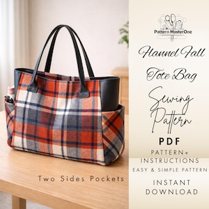 Può includere: Una borsa tote con un motivo a quadri in flanella arancione, grigio e bianco, con dettagli e manici in pelle nera. La borsa ha due tasche laterali ed è appoggiata su una superficie di legno. Il testo sull'immagine recita "Flannel Fall Tote Bag Sewing Pattern".