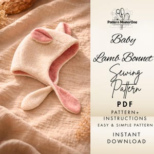 Op de afbeelding: Een naaipatroon voor een baby lammetjesmuts. De muts is crèmekleurig met roze accenten op de oren en de binnenkant. De afbeelding bevat de tekst "Baby Lamb Bonnet Sewing Pattern PDF". Het patroon wordt beschreven als gemakkelijk en eenvoudig.