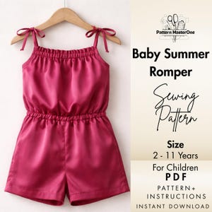 Puede incluir: Un pelele de verano magenta para bebé en una percha de madera. El pelele tiene tirantes anudados y cintura elástica. El texto dice "Baby Summer Romper Sewing Pattern" y "Size 2-11 Years For Children PDF".