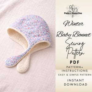 Op de afbeelding: Een baby mutsje met een bloemenpatroon in blauw, paars en roze tinten, met een zachte, crèmekleurige voering. De muts heeft oorflappen en is ontworpen voor de winter. De tekst luidt "Winter Baby Bonnet Sewing Pattern PDF".