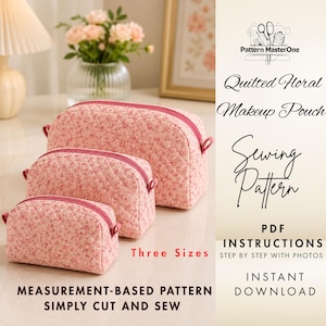 Puede incluir: Tres neceseres acolchados de diferentes tamaños, confeccionados en tela rosa con un pequeño estampado floral y cremalleras rosas. El texto incluye Pattern MasterOne, Quilted Floral Makeup Pouch, Sewing Pattern, Three Sizes y PDF INSTRUCTIONS.
