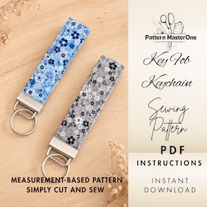 Puede incluir: Dos llaveros de tela con herrajes de metal plateado y anillas circulares. Uno tiene un estampado floral azul y el otro un estampado floral gris. El texto incluye Pattern MasterOne, Key Fob Keychain Sewing Pattern, PDF INSTRUCTIONS, INSTANT DOWNLOAD y MEASUREMENT-BASED PATTERN SIMPLY CUT AND SEW.