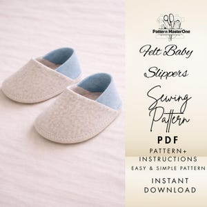 Puede incluir: Un par de zapatillas de bebé de fieltro gris claro con detalles en azul claro. La imagen también incluye el texto "Felt Baby Slippers Sewing Pattern PDF". El patrón incluye instrucciones fáciles de seguir.