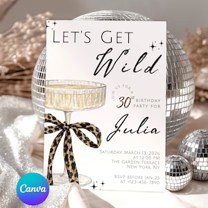 Könnte beinhalten: Eine weiße Einladungskarte mit dem Text "LET'S GET WILD" und Details für eine 30. Geburtstagsfeier. Die Karte zeigt ein Champagnerglas mit einer Leopardenmuster-Schleife und ist vor einem Discokugel-Hintergrund platziert.