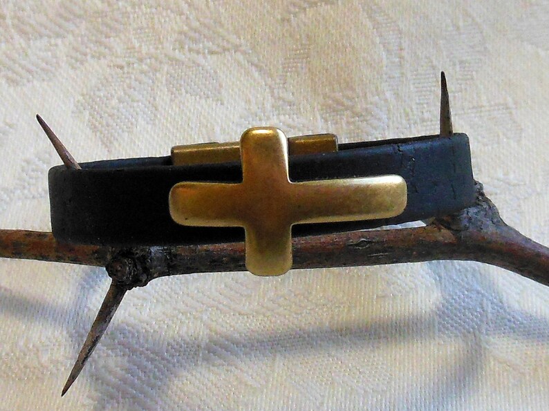 Black cork cross bracelet, Portuguese cork in black with antique brass cross and magnetic clasp, unisex bracelet, waterproof and vegan image 3
