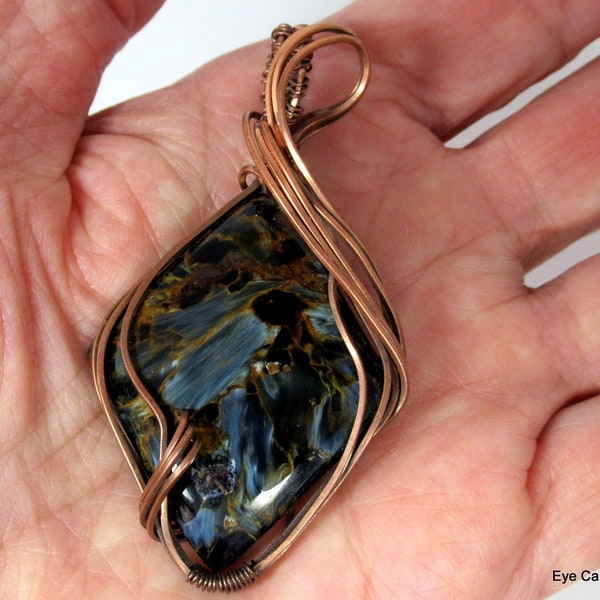 Impresionante colgante azul pietersita, piedra preciosa muy rara, envuelta en alambre cuadrado de cobre, colgante en forma de diamante