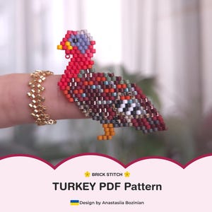 Puede incluir: Una figura de pavo hecha con cuentas en tonos rojos, marrones y azules, con detalles amarillos. El pavo está elaborado con la técnica de punto de ladrillo. La imagen incluye el texto "TURKEY PDF Pattern" y "Design by Anastasiia Bozinian."