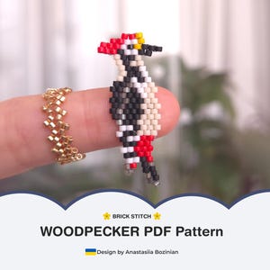 Peut inclure: Une figurine de pic-vert perlée faite de perles de rocaille rouges, noires, blanches et jaunes, accompagnée d'une bague perlée dorée. Le texte indique : BRICK STITCH WOODPECKER PDF Pattern, Design by Anastasiia Bozinian.