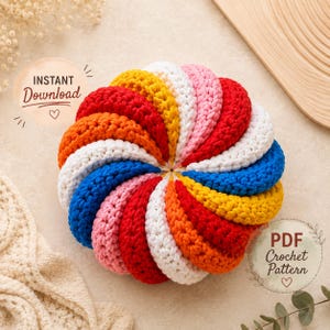 Puede incluir: Un cojín de ganchillo circular con un vibrante patrón de espiral multicolor en hilo rojo, naranja, amarillo, rosa, azul y blanco. El texto "INSTANT DOWNLOAD" y "PDF Crochet Pattern" es visible en la imagen dentro de marcos circulares.