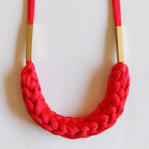 Collier en tissu rouge pâle avec tubes de laiton rectangle, longueur réglable