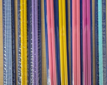 Puede incluir: Un conjunto de agujas de tejer en varios colores, incluyendo azul, amarillo, rosa y morado. Cada par está empaquetado en una funda de plástico transparente con una etiqueta que indica el tamaño en milímetros y tallas US. Tamaños de 4,00 mm a 9,00 mm.