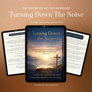 以下が含まれることがあります： 「Turning Down the Noise」というタイトルと「A 7-Day Fast to Hear God's Voice」というサブタイトルが表示された3つのデジタルタブレット。中央のタブレットには、開いた本と十字架が表示されています。テキストには、マタイによる福音書6:33からの引用が含まれています。