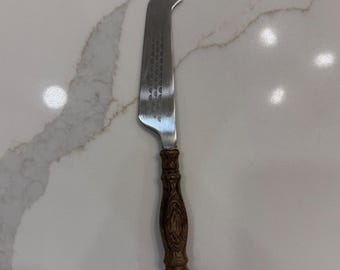 WMF roestvrijstalen kaasmes met gevorkte punt en gedraaid houten handvat