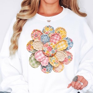 Patchwork Flower Sweatshirt Vintage Quilt Floral Crewneck Cottagecore Aesthetic Cute Spring Gift For Women Trendy Outfit(Not real Patchwork)