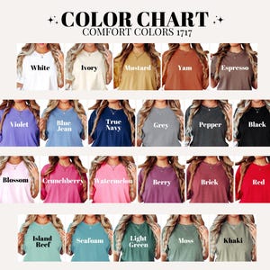 Puede incluir: Carta de colores con camisetas Comfort Colors 1717 en varios colores. La carta muestra una gama de tonos, incluyendo blanco, marfil, mostaza, &ntilde;ame, espresso, violeta, azul vaquero, azul marino, gris, pimienta y negro.