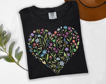 Camiseta con corazón floral, colores cómodos, camiseta con estampado de corazón de flores silvestres, camiseta botánica estilo cottagecore, regalo para amantes de la naturaleza