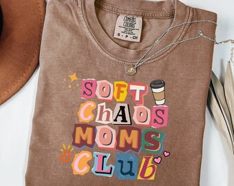Soft Chaos Moms Club-tröja Comfort Colors® mamma-tröja, rolig mammalivströja, trendig mammapresent, mors dag-present till coola mammor