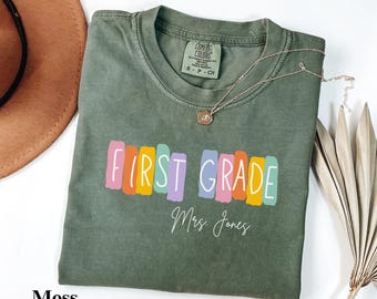Lärarskjorta för första klass, personlig t-shirt för årskurs 1, personligt namn på läraren, bekväma färger, gåva för skolan