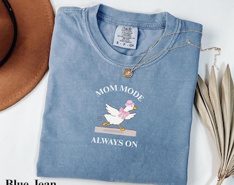 Mamma-mode Always On-tröja Comfort Colors®, rolig mammatröja, söt Mama Goose-tröja, present till nybliven mamma, mors dag-tröja, trendig outfit