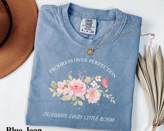 Lärarskjorta för framsteg framför perfektion, Comfort Colors® blommig lärartröja, inspirerande lärargåva, tillbaka till skolan lärartröja