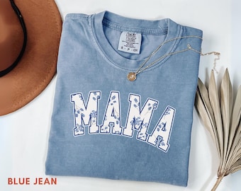 Blommig mammatröja Comfort Colors®, mammatröja blå jeanströja, present till nybliven mamma, mors dag-tröja, trendig mammaoutfit i vårstil