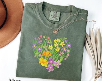 Vildblomshjärtatröja Comfort Colors®, botanisk blommig t-shirt, Cottagecore-blomtröja, naturälskarepresent, vintageblomtröja