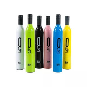 Puede incluir: Seis coloridas botellas de paraguas Deco en blanco, verde, negro, rosa, azul y amarillo. Cada botella tiene una tapa negra y un gran gráfico "0%". El texto "DECO UMBRELLA" está impreso en las botellas.