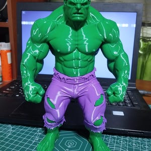 The Incredible Hulk Statue 9.5" - Large 3D Printed Figure - Detailed Superhero Sculpture - Avengers Fan Art - Home Decor & Gift