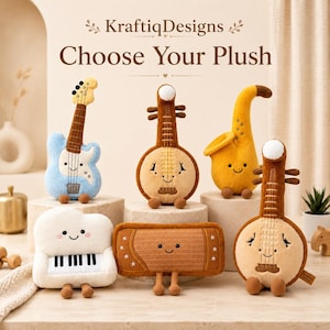 Puede incluir: Una colección de instrumentos musicales de peluche, incluyendo una guitarra azul, un banjo, un saxofón amarillo, un piano y un instrumento de cuerda marrón. El texto "Choose Your Plush" se muestra encima.