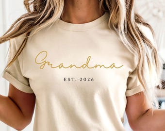 Personalized Grandma EST 2026 Shirt | Expecting Grandma Gift – Grandma to be T-Shirt | Pregnancy Announcement | First Time Grandma